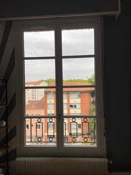 Fenêtre en bois bicolore sur mesure avec petits bois à Toulouse - Réalisation par Eco Fenêtres 31140 - Intervention possible à Tournefeuille,  Saint Alban, Colomiers...